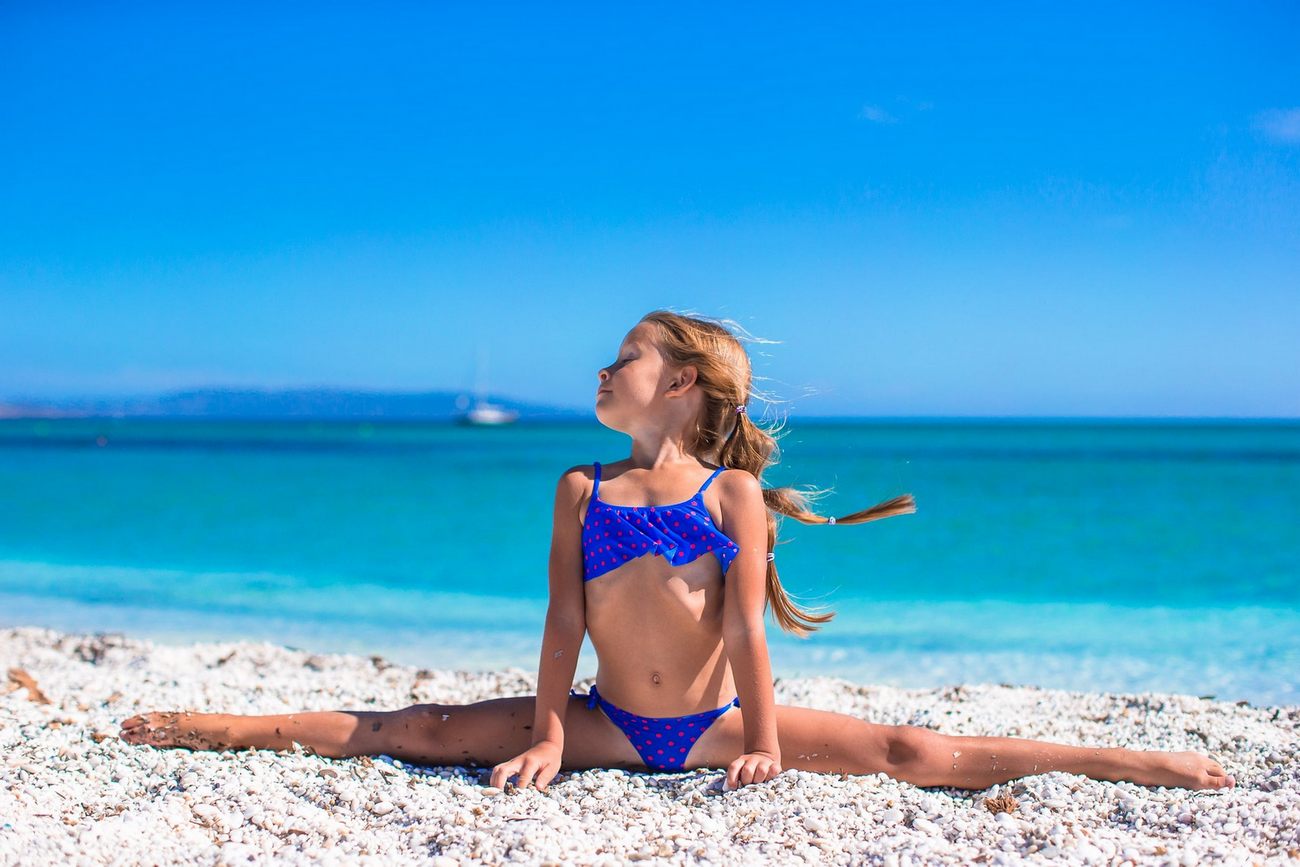 маленькие девочки на пляже в купальниках